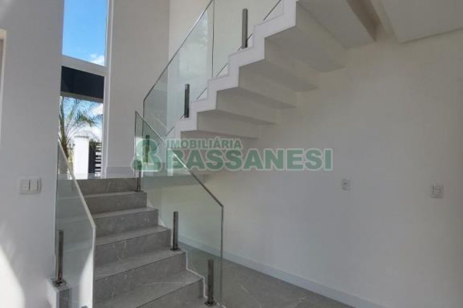 Casa com 228m², 3 dormitórios, 2 vagas, no bairro Nossa Senhora da Saúde em Caxias do Sul para Comprar