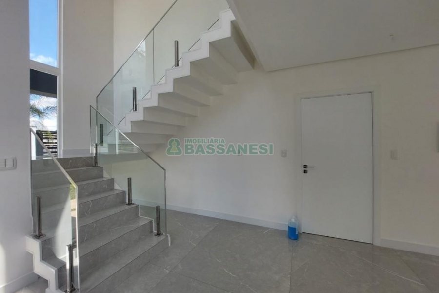 Casa com 228m², 3 dormitórios, 2 vagas, no bairro Nossa Senhora da Saúde em Caxias do Sul para Comprar
