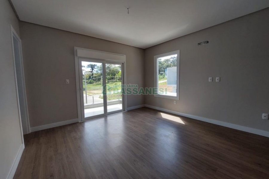 Casa com 228m², 3 dormitórios, 2 vagas, no bairro Nossa Senhora da Saúde em Caxias do Sul para Comprar