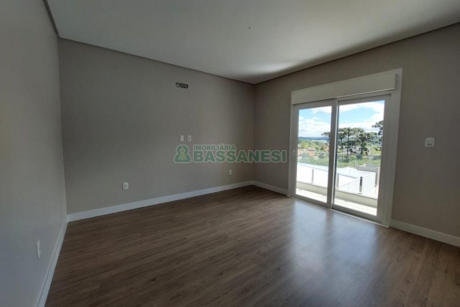 Casa com 228m², 3 dormitórios, 2 vagas, no bairro Nossa Senhora da Saúde em Caxias do Sul para Comprar