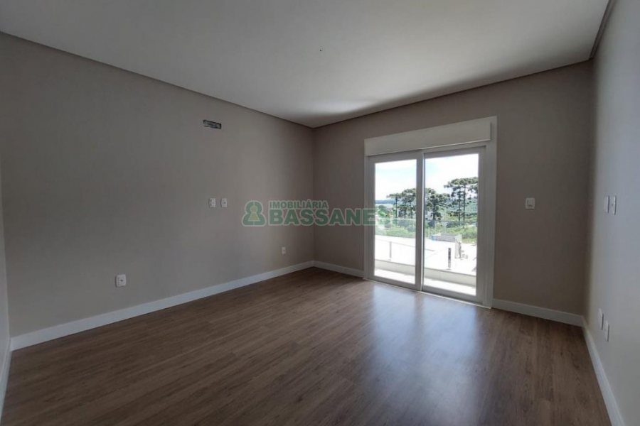 Casa com 228m², 3 dormitórios, 2 vagas, no bairro Nossa Senhora da Saúde em Caxias do Sul para Comprar