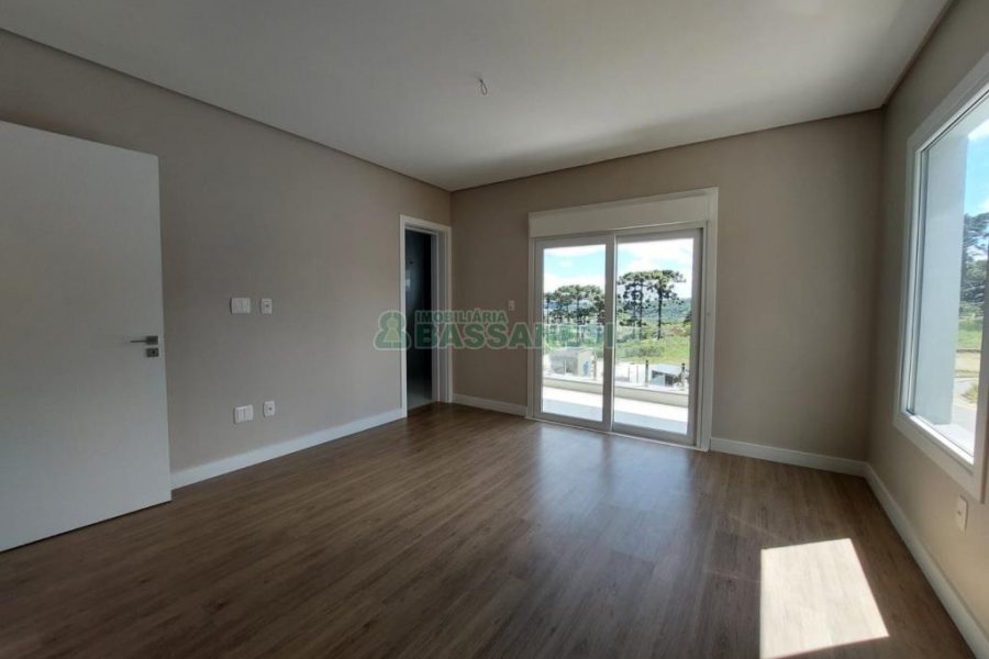 Casa com 228m², 3 dormitórios, 2 vagas, no bairro Nossa Senhora da Saúde em Caxias do Sul para Comprar