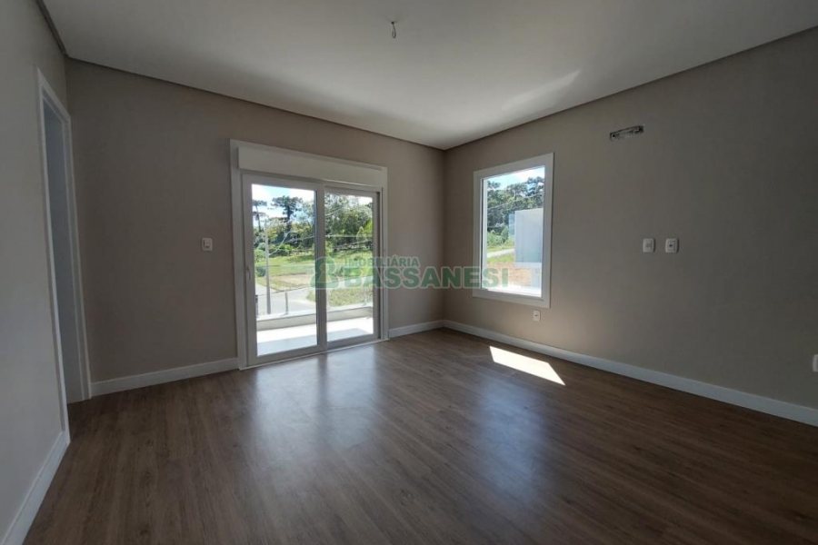 Casa com 228m², 3 dormitórios, 2 vagas, no bairro Nossa Senhora da Saúde em Caxias do Sul para Comprar