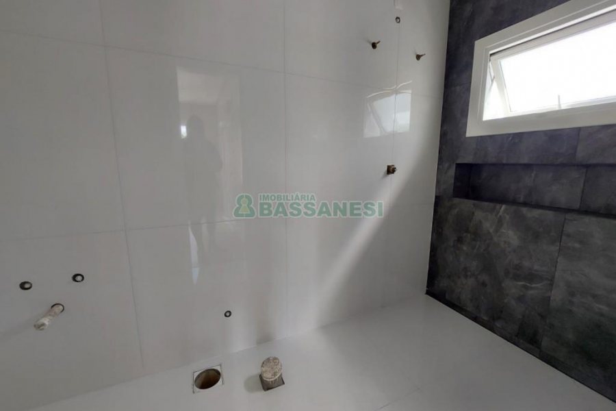 Casa com 228m², 3 dormitórios, 2 vagas, no bairro Nossa Senhora da Saúde em Caxias do Sul para Comprar