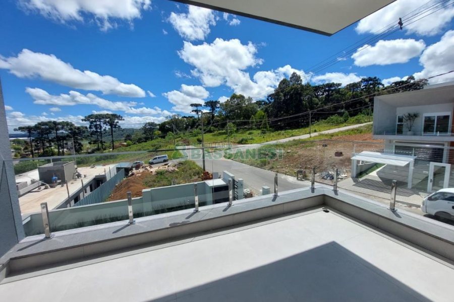 Casa com 228m², 3 dormitórios, 2 vagas, no bairro Nossa Senhora da Saúde em Caxias do Sul para Comprar