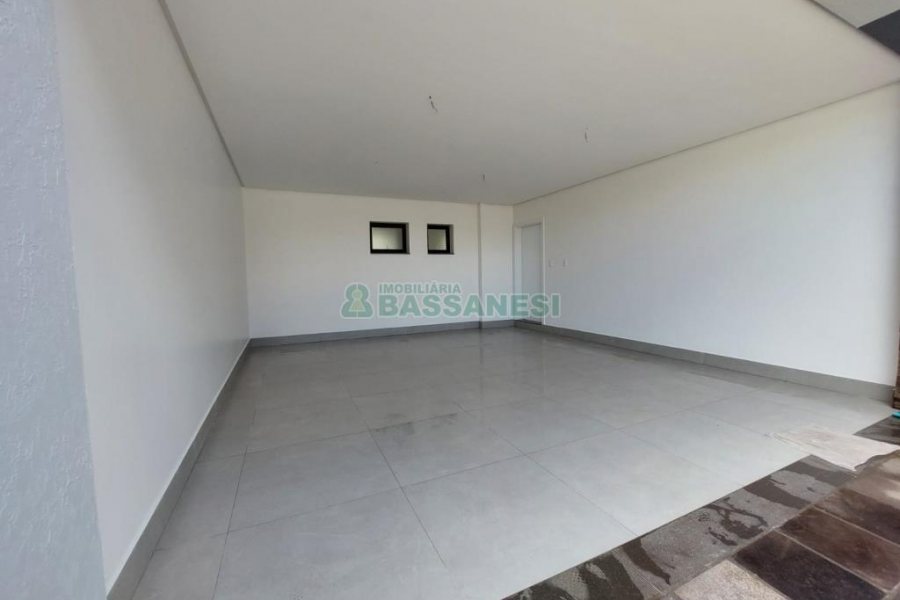 Casa com 228m², 3 dormitórios, 2 vagas, no bairro Nossa Senhora da Saúde em Caxias do Sul para Comprar