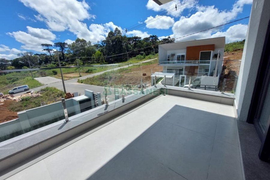 Casa com 228m², 3 dormitórios, 2 vagas, no bairro Nossa Senhora da Saúde em Caxias do Sul para Comprar