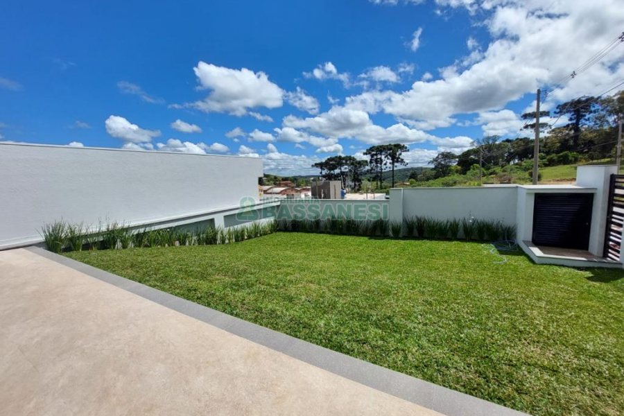 Casa com 228m², 3 dormitórios, 2 vagas, no bairro Nossa Senhora da Saúde em Caxias do Sul para Comprar