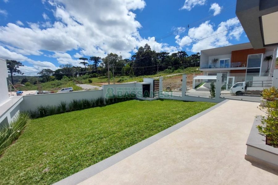 Casa com 228m², 3 dormitórios, 2 vagas, no bairro Nossa Senhora da Saúde em Caxias do Sul para Comprar