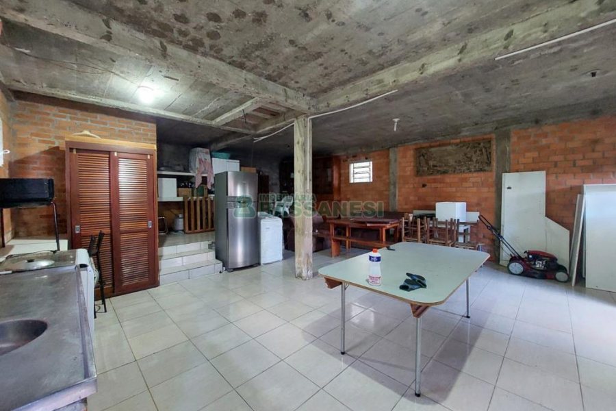 Casa com 306m², 3 dormitórios, 1 vaga, no bairro Pedancino em Caxias do Sul para Comprar