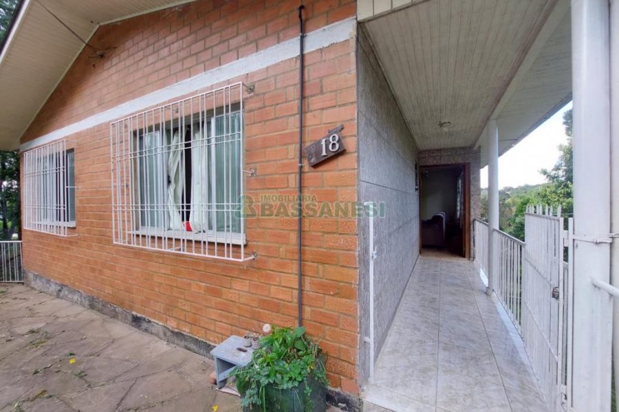 Casa com 306m², 3 dormitórios, 1 vaga, no bairro Pedancino em Caxias do Sul para Comprar