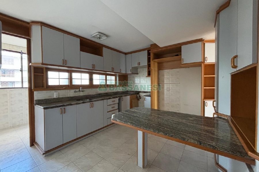 Apartamento com 140m², 3 dormitórios, 2 vagas, no bairro São Leopoldo em Caxias do Sul para Alugar