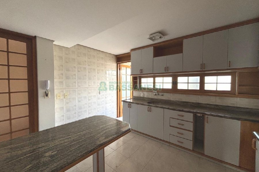 Apartamento com 140m², 3 dormitórios, 2 vagas, no bairro São Leopoldo em Caxias do Sul para Alugar