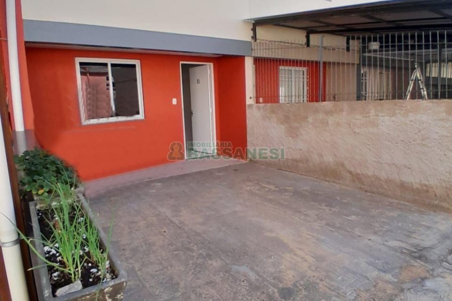 Sobrado com 70m², 2 dormitórios, 1 vaga, no bairro São Giácomo em Caxias do Sul para Alugar