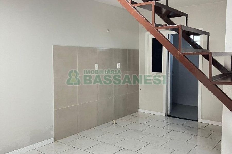 Sobrado com 70m², 2 dormitórios, 1 vaga, no bairro São Giácomo em Caxias do Sul para Alugar