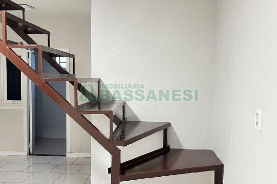 Sobrado com 70m², 2 dormitórios, 1 vaga, no bairro São Giácomo em Caxias do Sul para Alugar