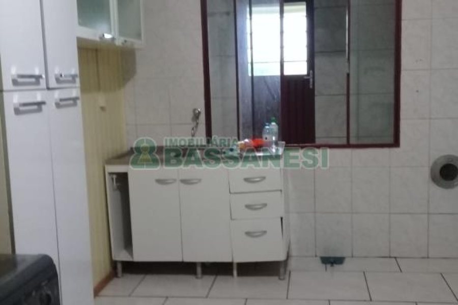 Casa com 250m², 7 dormitórios, 2 vagas, no bairro Serrano em Caxias do Sul para Comprar