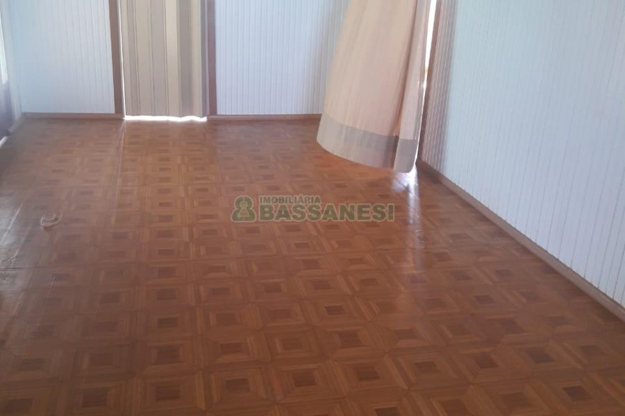 Casa com 250m², 7 dormitórios, 2 vagas, no bairro Serrano em Caxias do Sul para Comprar