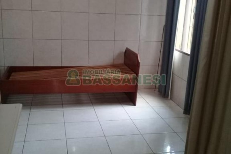 Casa com 250m², 7 dormitórios, 2 vagas, no bairro Serrano em Caxias do Sul para Comprar