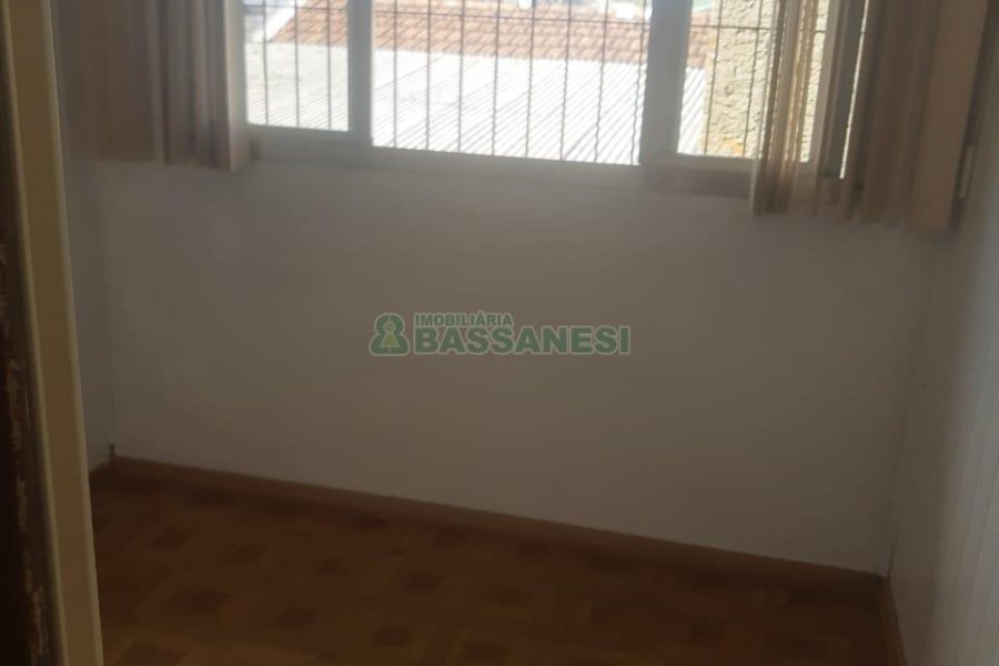 Casa com 250m², 7 dormitórios, 2 vagas, no bairro Serrano em Caxias do Sul para Comprar