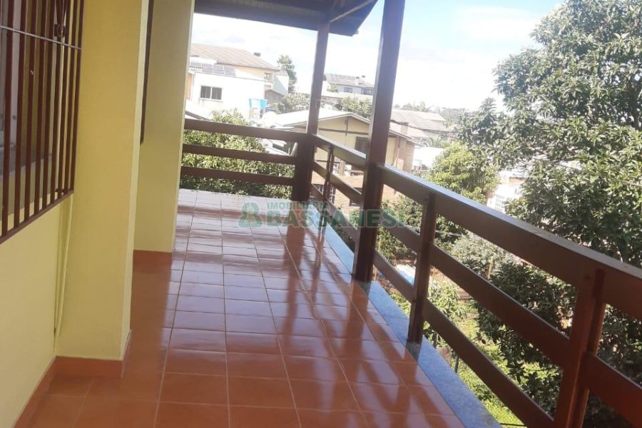 Casa com 250m², 7 dormitórios, 2 vagas, no bairro Serrano em Caxias do Sul para Comprar