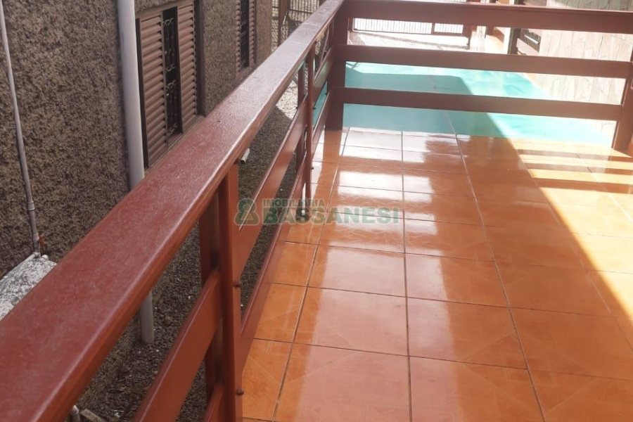 Casa com 250m², 7 dormitórios, 2 vagas, no bairro Serrano em Caxias do Sul para Comprar