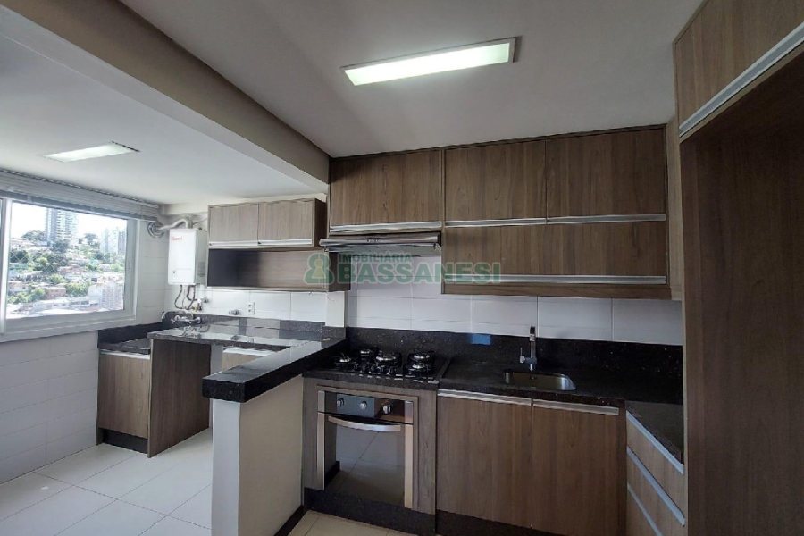 Apartamento com 92m², 2 dormitórios, 2 vagas, no bairro Lourdes em Caxias do Sul para Alugar