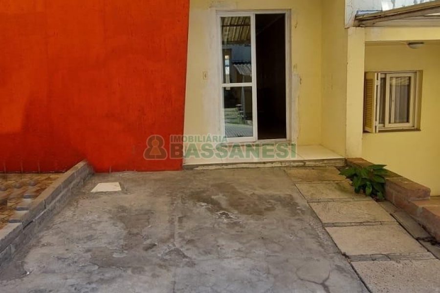 Casa com 82m², 2 dormitórios, 1 vaga, no bairro Desvio Rizzo em Caxias do Sul para Alugar