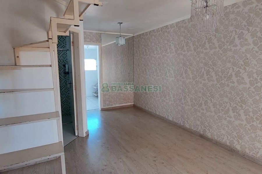 Casa com 82m², 2 dormitórios, 1 vaga, no bairro Desvio Rizzo em Caxias do Sul para Alugar