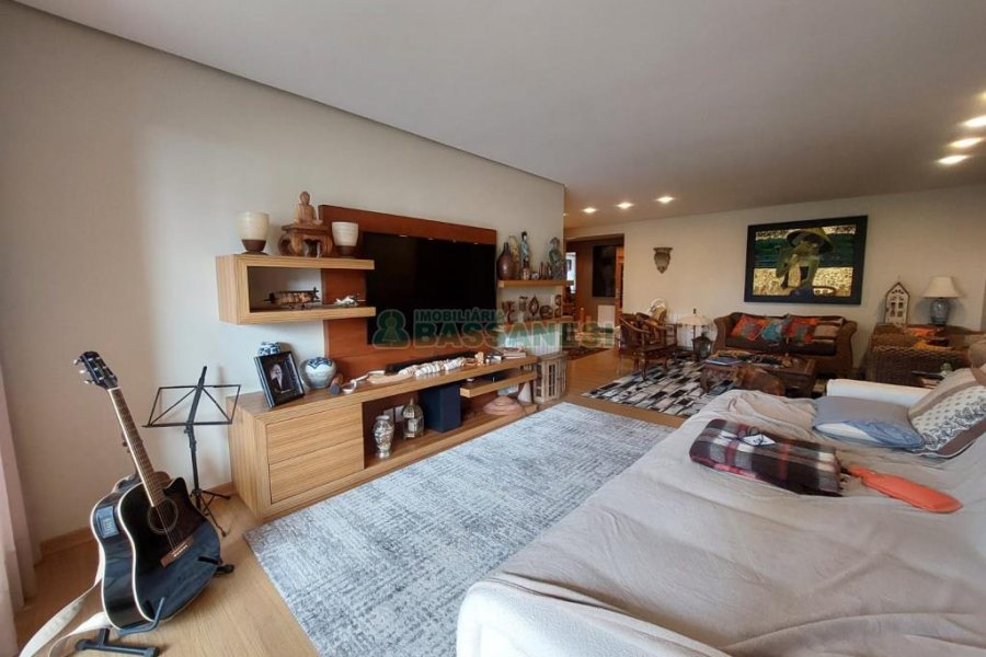 Apartamento com 210m², 3 dormitórios, 3 vagas, no bairro Medianeira em Caxias do Sul para Comprar