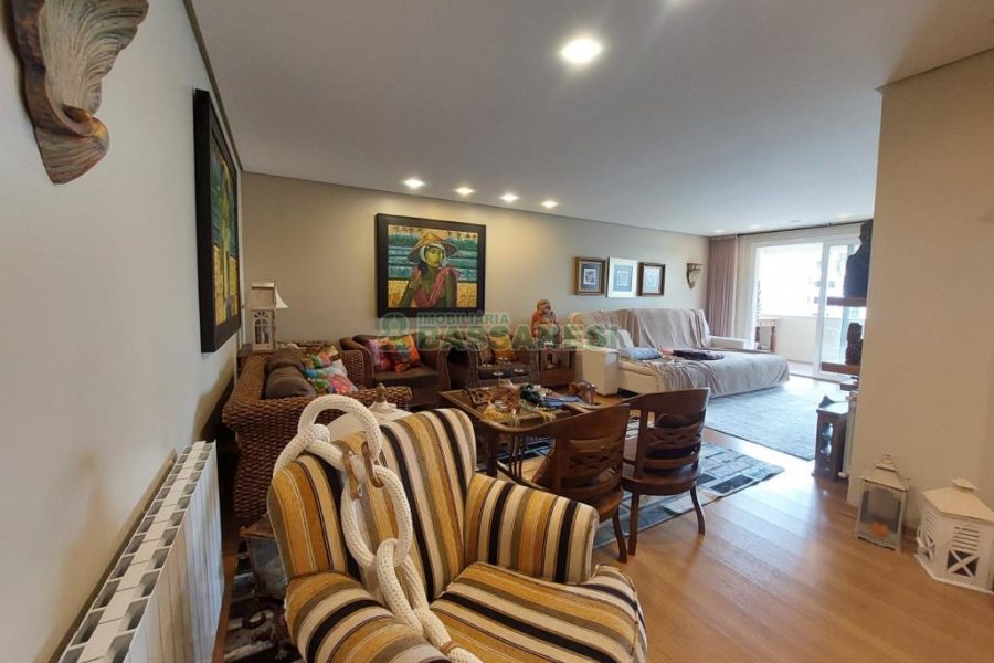 Apartamento com 210m², 3 dormitórios, 3 vagas, no bairro Medianeira em Caxias do Sul para Comprar