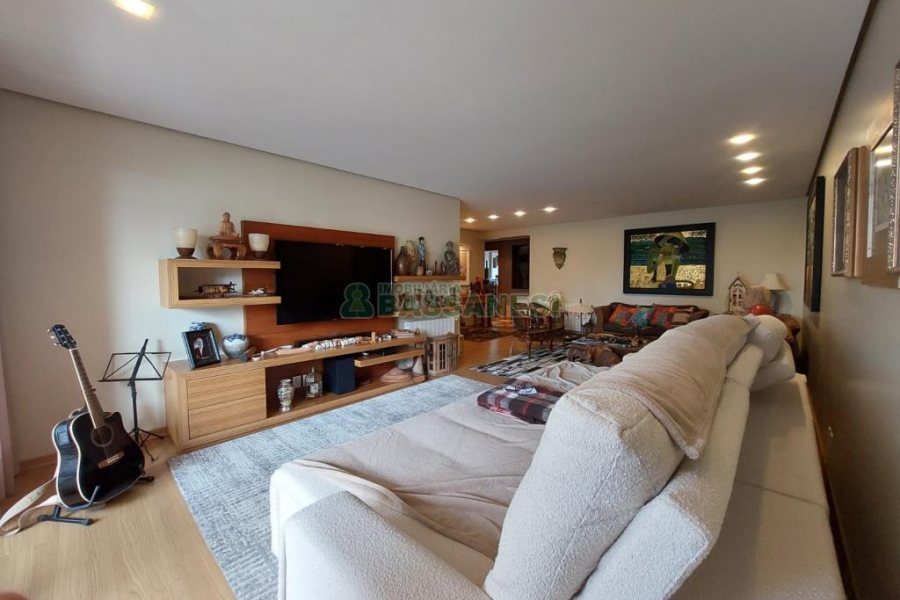 Apartamento com 210m², 3 dormitórios, 3 vagas, no bairro Medianeira em Caxias do Sul para Comprar
