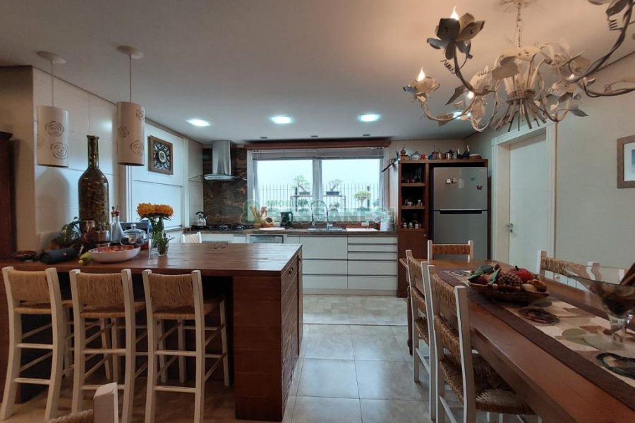 Apartamento com 210m², 3 dormitórios, 3 vagas, no bairro Medianeira em Caxias do Sul para Comprar