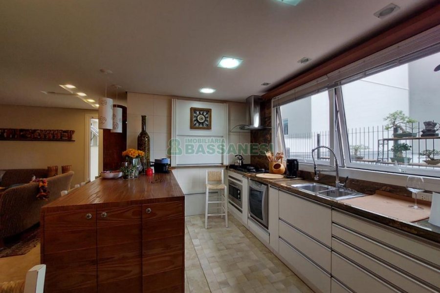 Apartamento com 210m², 3 dormitórios, 3 vagas, no bairro Medianeira em Caxias do Sul para Comprar