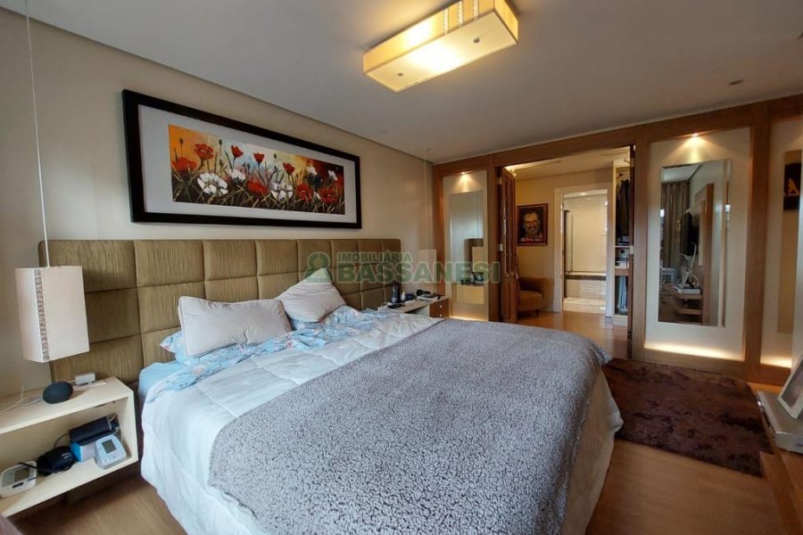 Apartamento com 210m², 3 dormitórios, 3 vagas, no bairro Medianeira em Caxias do Sul para Comprar