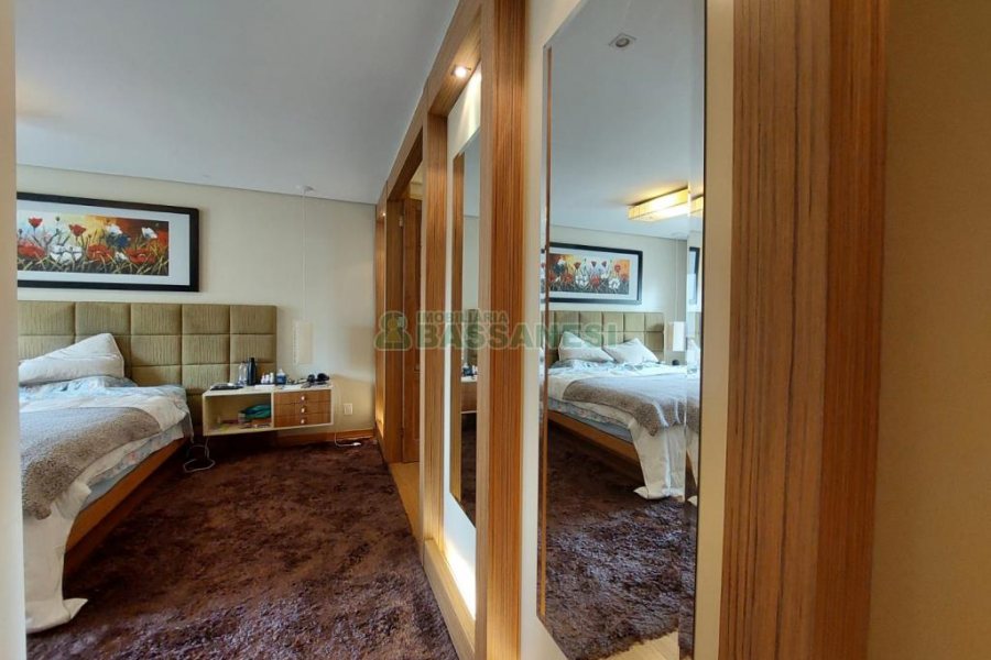 Apartamento com 210m², 3 dormitórios, 3 vagas, no bairro Medianeira em Caxias do Sul para Comprar