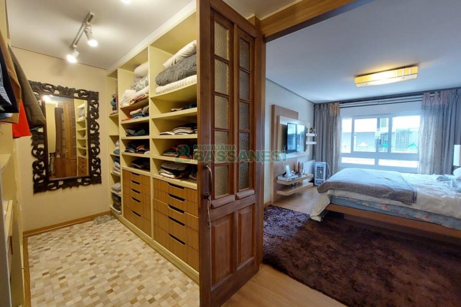 Apartamento com 210m², 3 dormitórios, 3 vagas, no bairro Medianeira em Caxias do Sul para Comprar