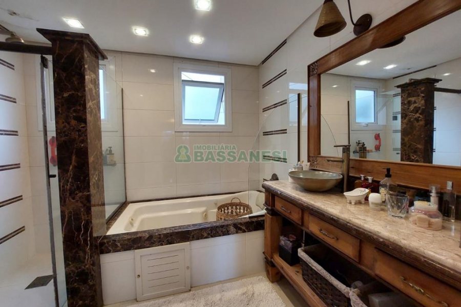 Apartamento com 210m², 3 dormitórios, 3 vagas, no bairro Medianeira em Caxias do Sul para Comprar