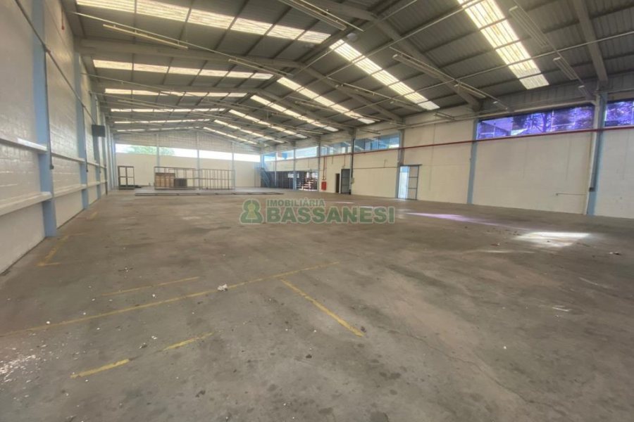 Pavilhão com 1300m², no bairro Cidade Nova em Caxias do Sul para Alugar