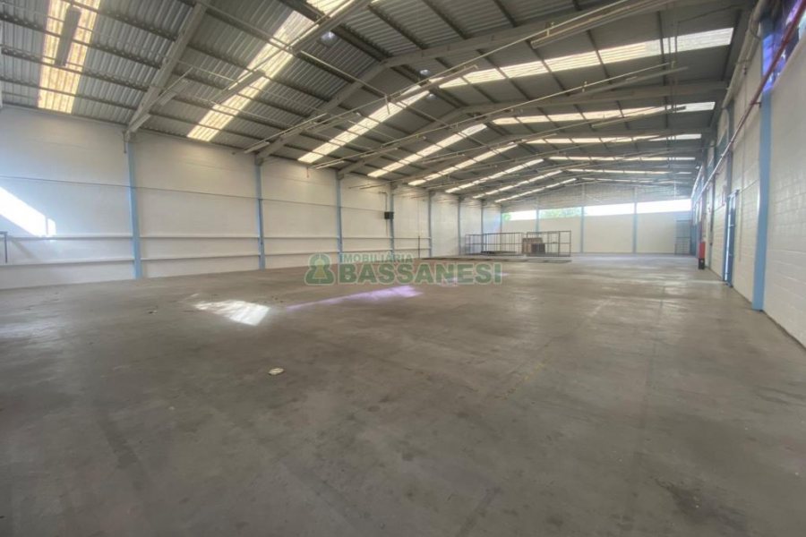 Pavilhão com 1300m², no bairro Cidade Nova em Caxias do Sul para Alugar