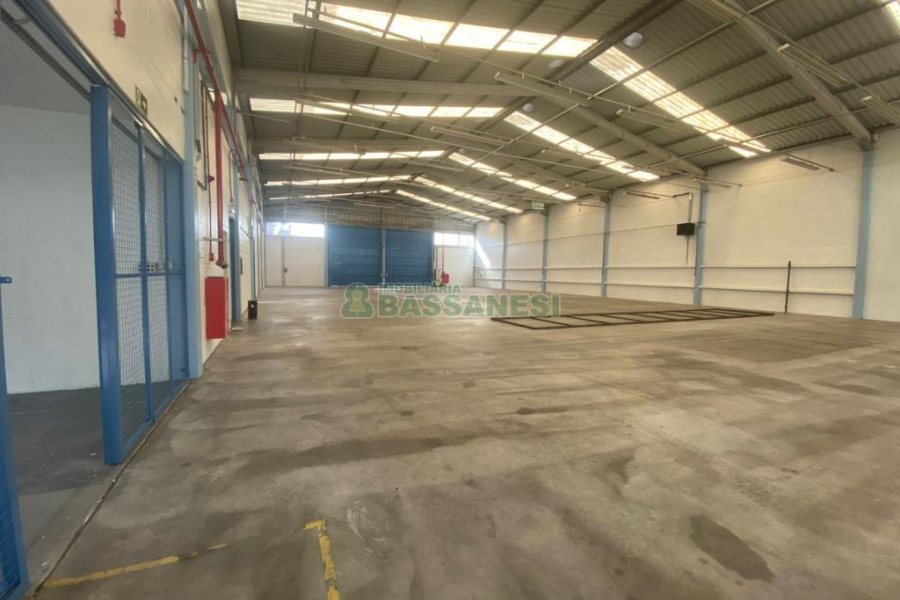 Pavilhão com 1300m², no bairro Cidade Nova em Caxias do Sul para Alugar