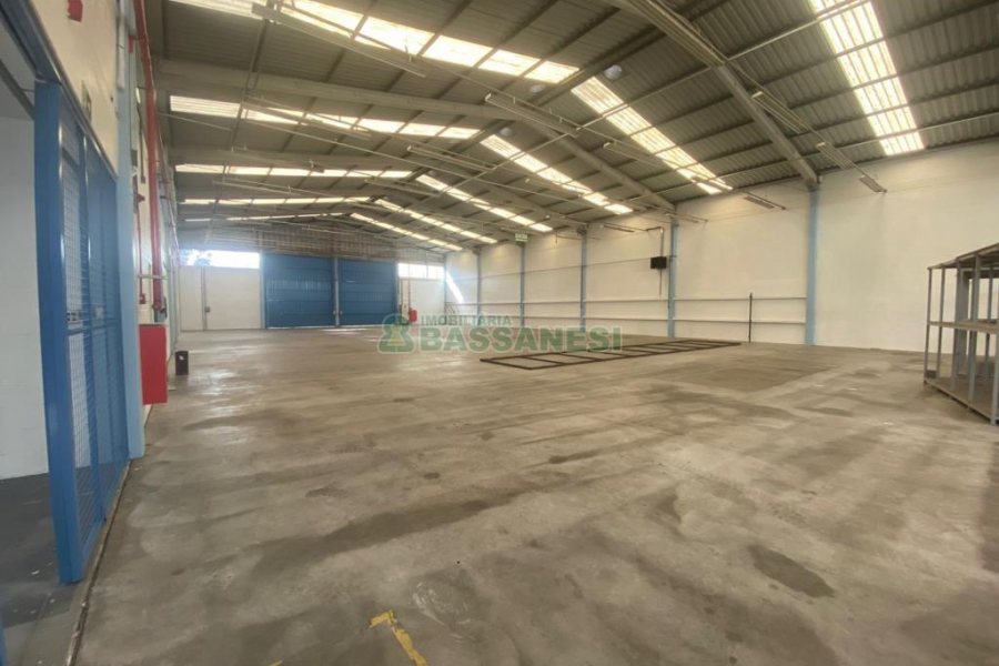 Pavilhão com 1300m², no bairro Cidade Nova em Caxias do Sul para Alugar