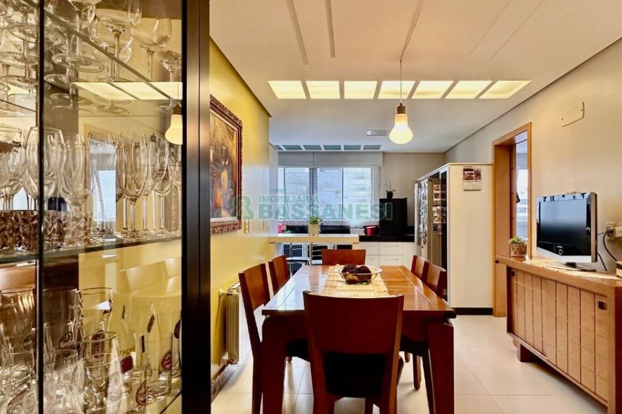 Apartamento com 202m², 3 dormitórios, 2 vagas, no bairro Exposição em Caxias do Sul para Comprar