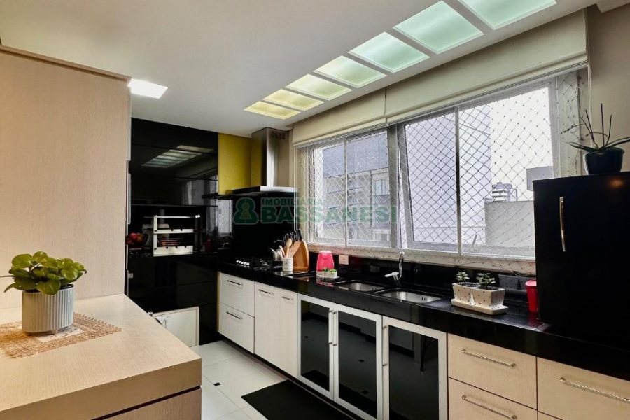 Apartamento com 202m², 3 dormitórios, 2 vagas, no bairro Exposição em Caxias do Sul para Comprar