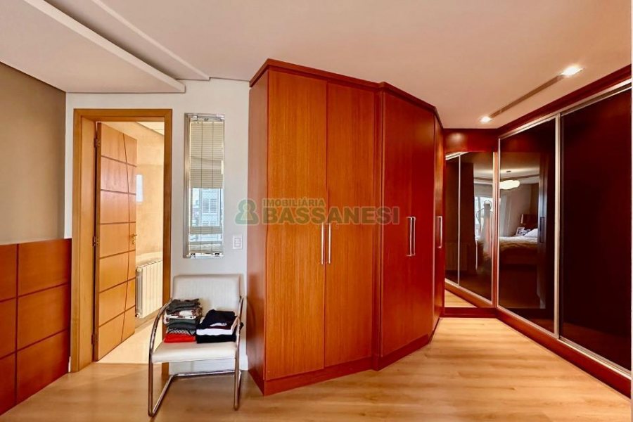 Apartamento com 202m², 3 dormitórios, 2 vagas, no bairro Exposição em Caxias do Sul para Comprar