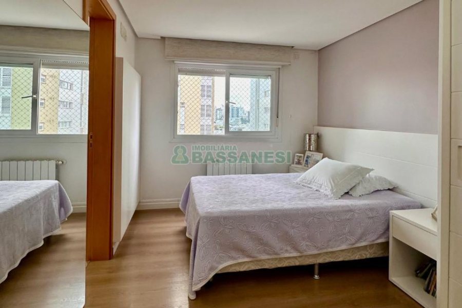 Apartamento com 202m², 3 dormitórios, 2 vagas, no bairro Exposição em Caxias do Sul para Comprar