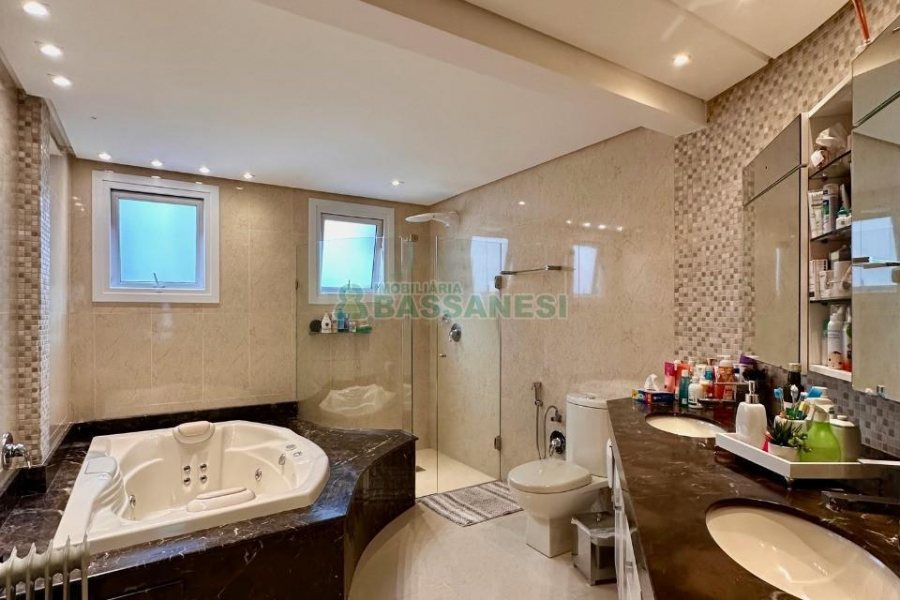 Apartamento com 202m², 3 dormitórios, 2 vagas, no bairro Exposição em Caxias do Sul para Comprar