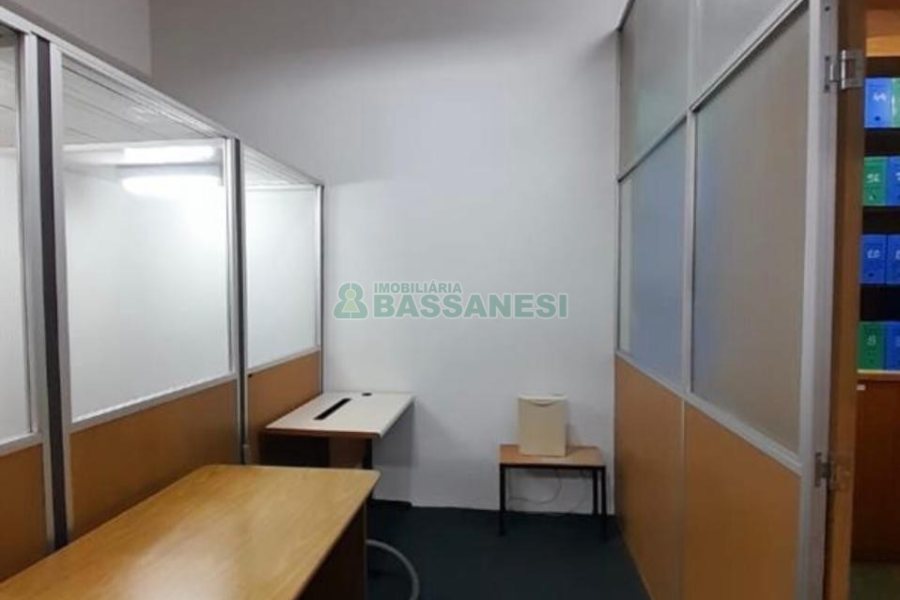 Loja com 220m², 2 vagas, no bairro Pio X em Caxias do Sul para Alugar