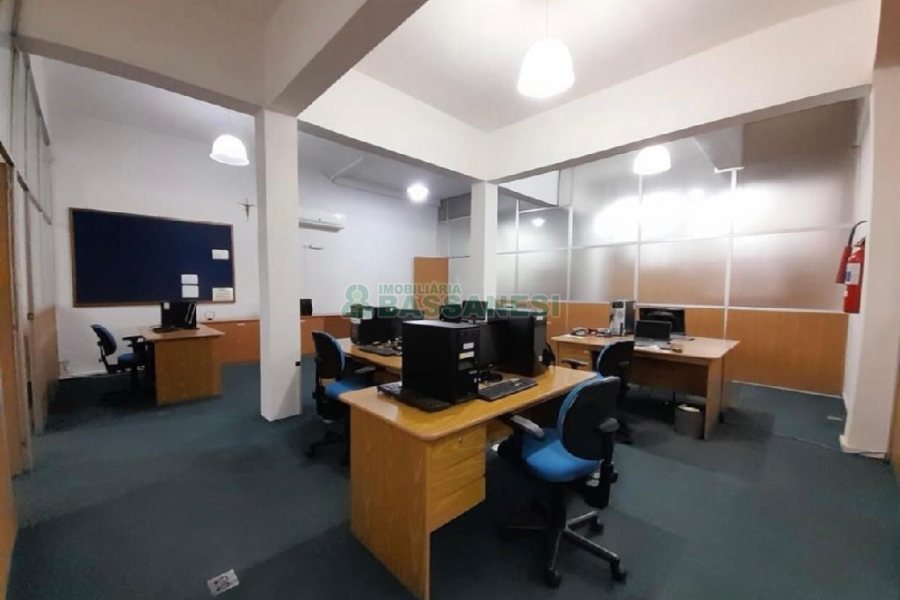 Loja com 220m², 2 vagas, no bairro Pio X em Caxias do Sul para Alugar