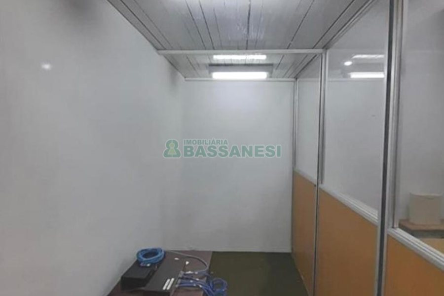 Loja com 220m², 2 vagas, no bairro Pio X em Caxias do Sul para Alugar